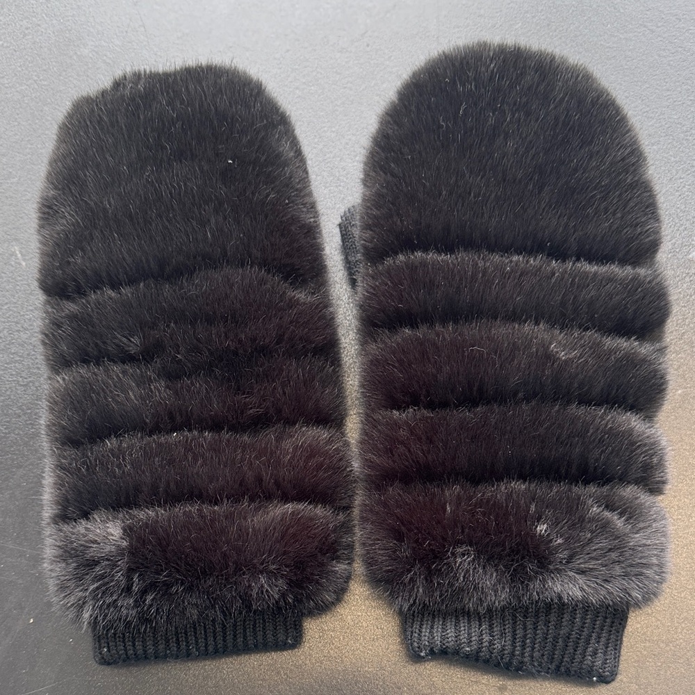 UGG WOMEN’S ALL OVER FAUX FUR MITTEN- Black L/XL